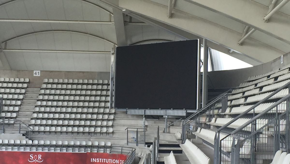 Écran géant installé au-dessus des tribunes d’un stade